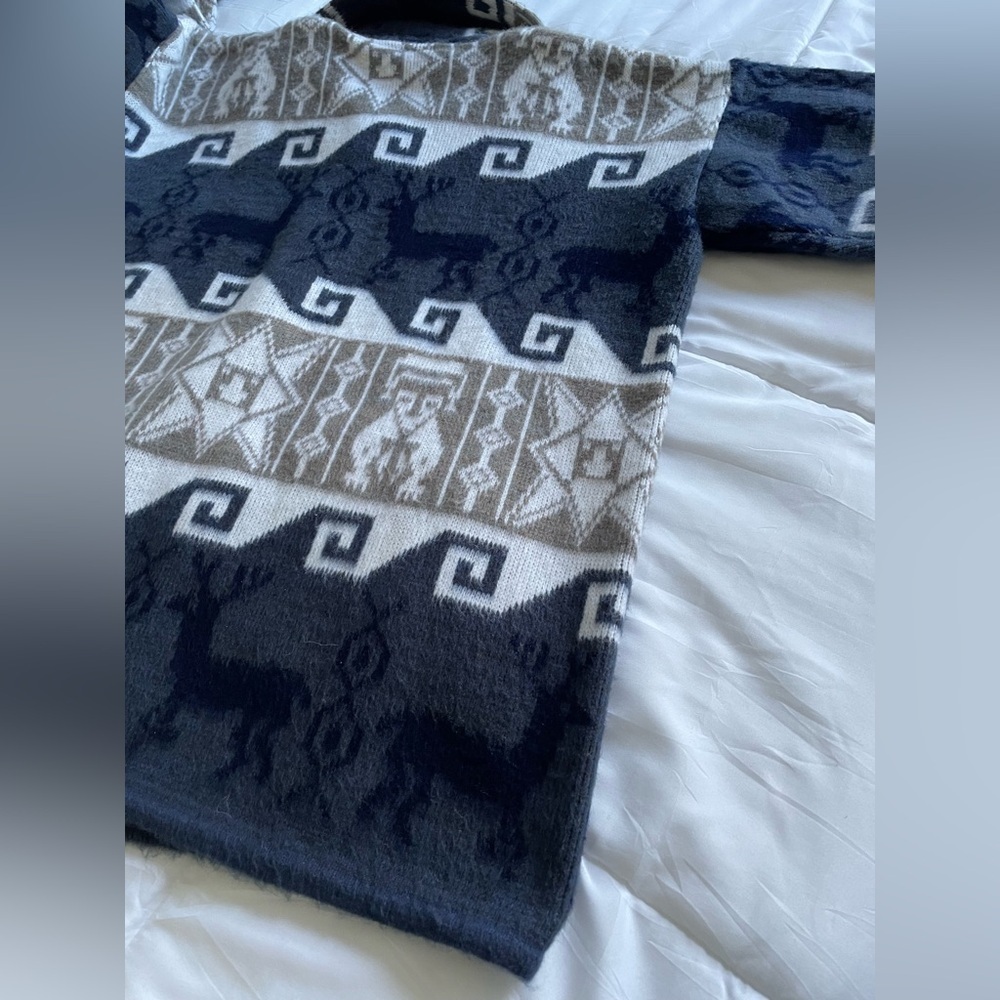 Men's Geometric Pattern Sweater - Navy and Beige - Picture 6 of 7